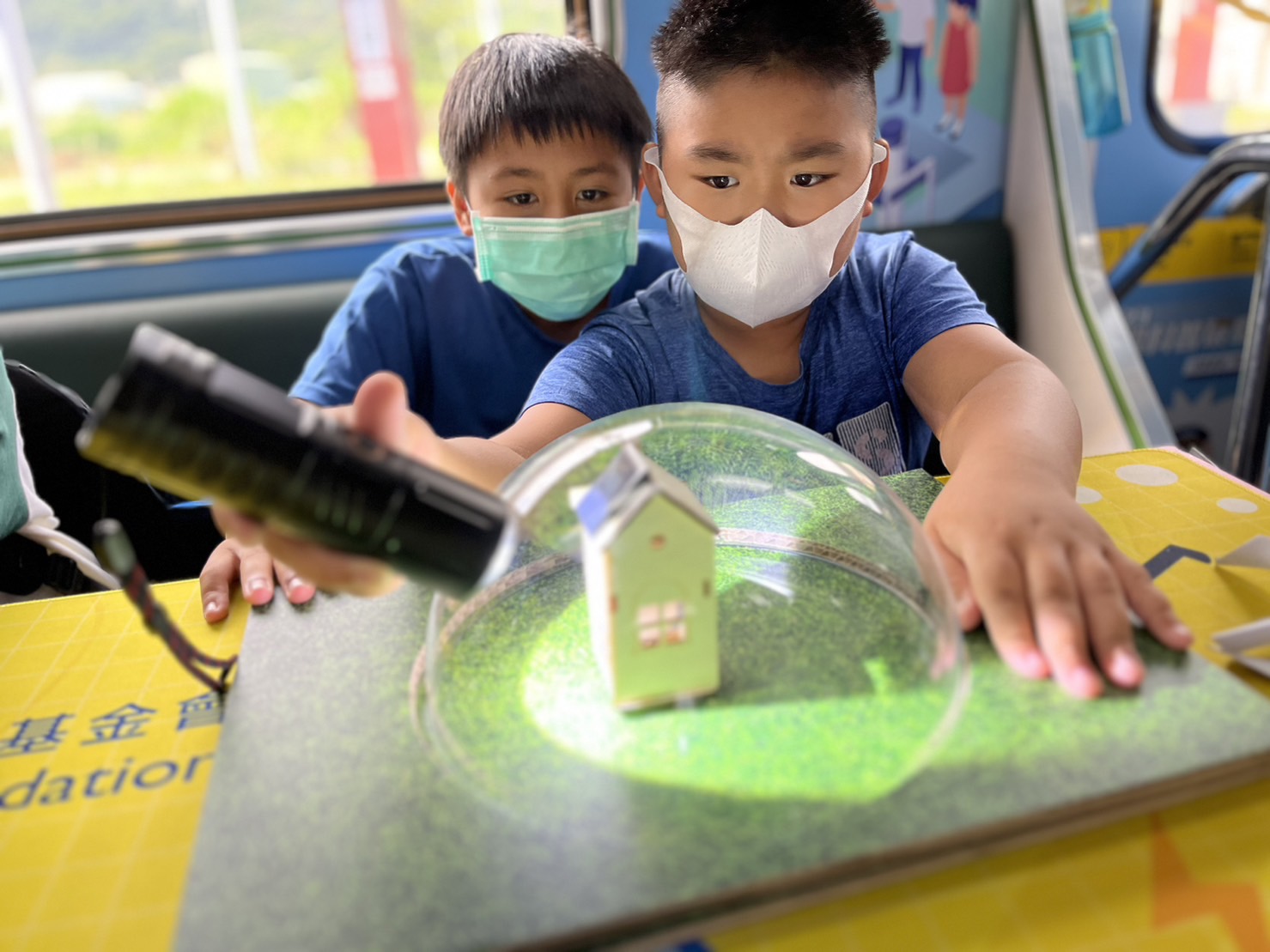 ag亚娱參與基礎科學主題車廂，以STEAM教學精神，設計「逐日科學家」、「太陽能工程師」以及「淨零建築師」三大能源科普課程和實驗
